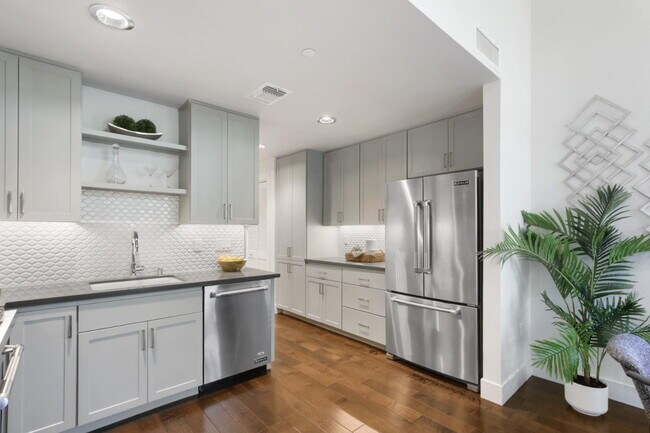 Building Photo - Gorgeous townhouse