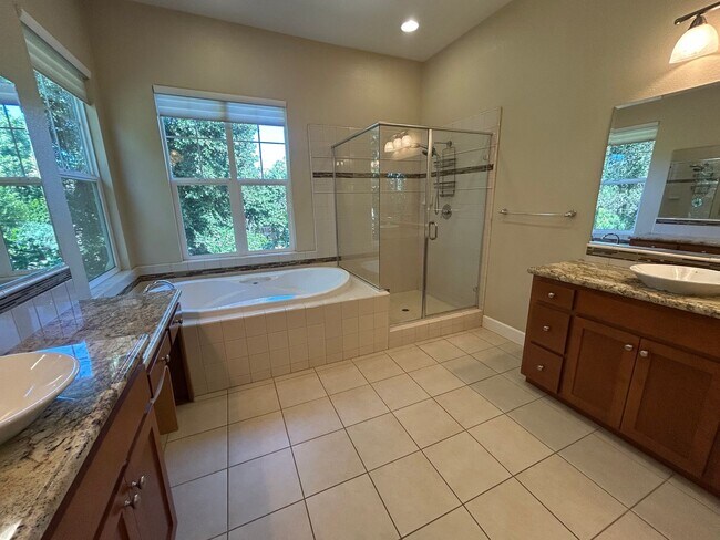 Building Photo - Luxurious and Spacious 5 Bedroom in Gilroy