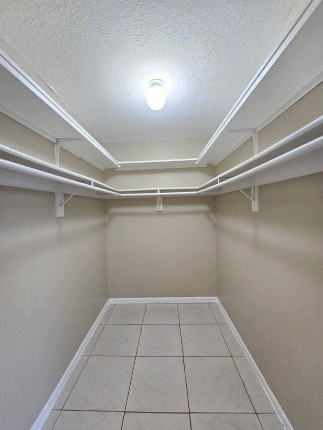 Building Photo - 1950 N Congress Ave