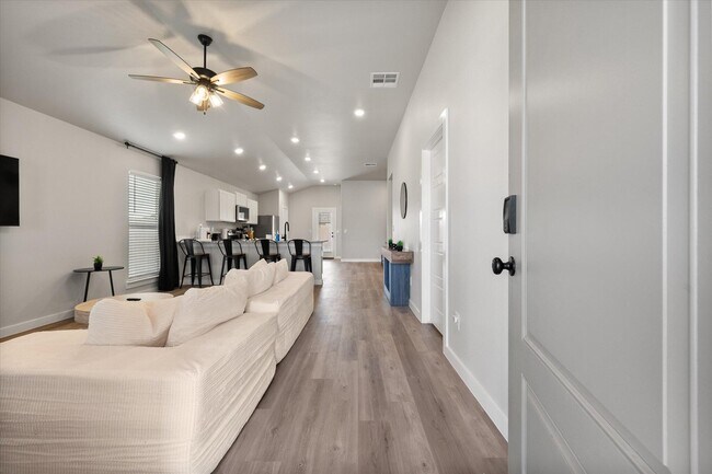 Building Photo - 2146 Kokomo Ave