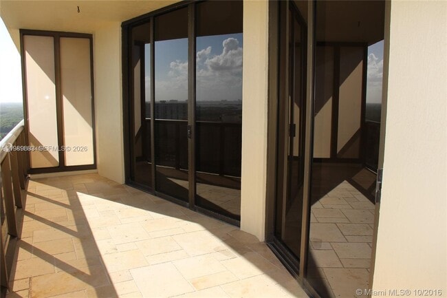 Building Photo - 16275 Collins Ave