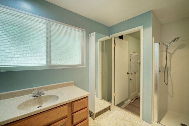 Building Photo - 3Bd/1.75Ba Kirkland House
