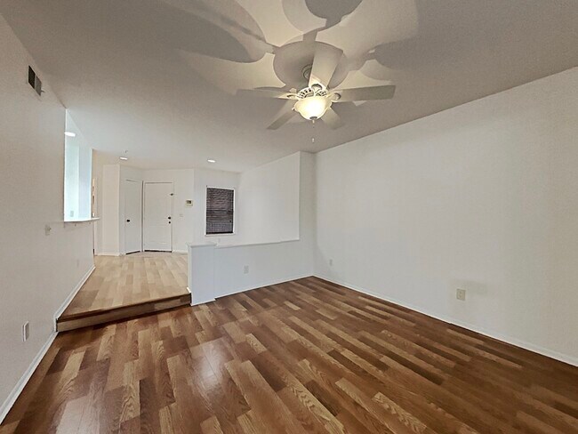 Building Photo - 490 N Pin Oak Pl