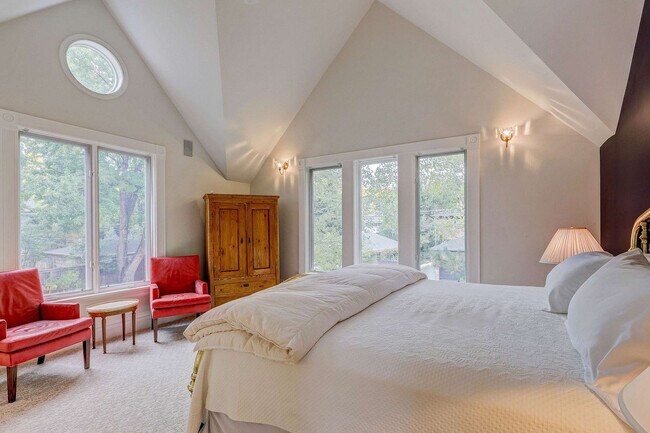 Building Photo - 2105 S Fillmore St