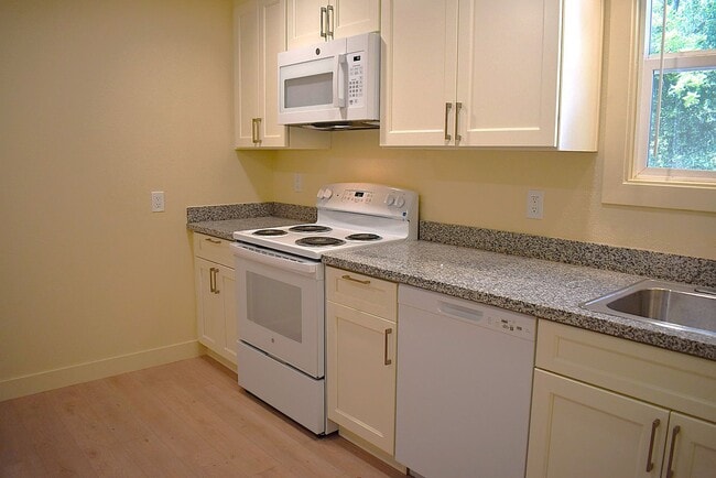 Building Photo - Lovely house located close to downtown and the police department with easy access to I-80!