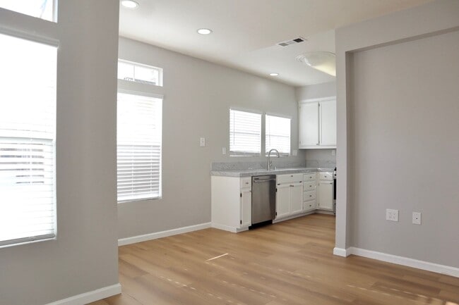 Building Photo - Beautifully Spacious 3-bedroom townhome in Fremont – Gated community!
