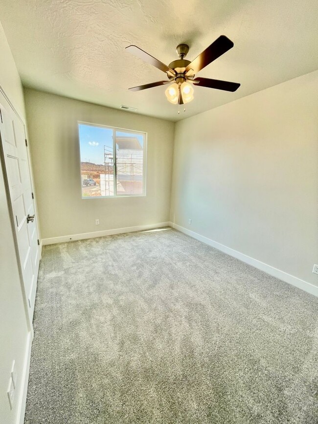 Building Photo - 632 Elmbrook