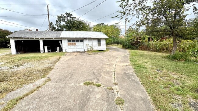 Building Photo - Charming 3-Bed, 2-Bath Home with Bonus Storage!
