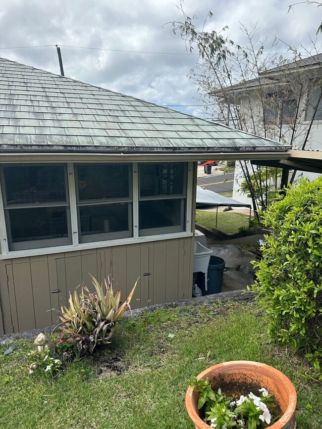 Building Photo - Spacious 2 bedrooms, 1 bath with parking