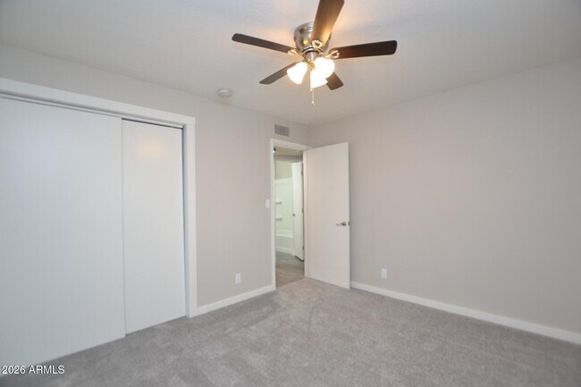 Building Photo - 2210 W Devonshire Ave
