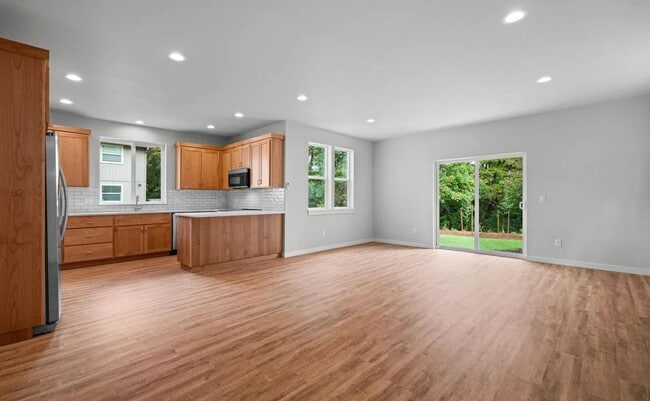 Building Photo - 865 SW Grove St