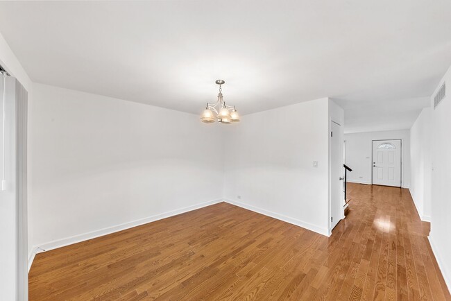 Building Photo - Modern 3-Bed Townhome in Hoffman Estates –...