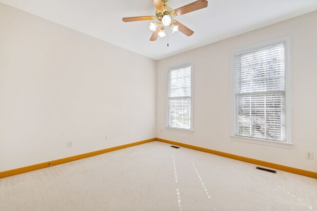 Building Photo - Exceptional 5-Bedroom Residence in the Hea...