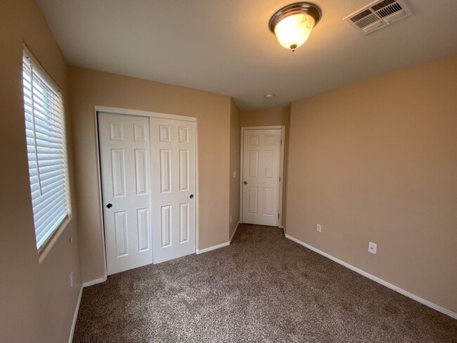 Building Photo - Stunning 3-bedroom, 2.5-bathroom rental