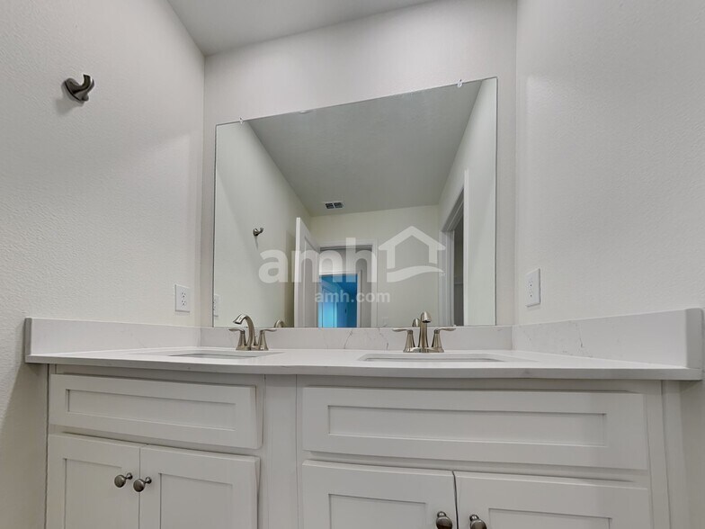 Building Photo - 5950 Pinewood Ests Dr
