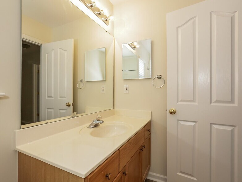 Building Photo - 8264 Chatham Oaks Dr