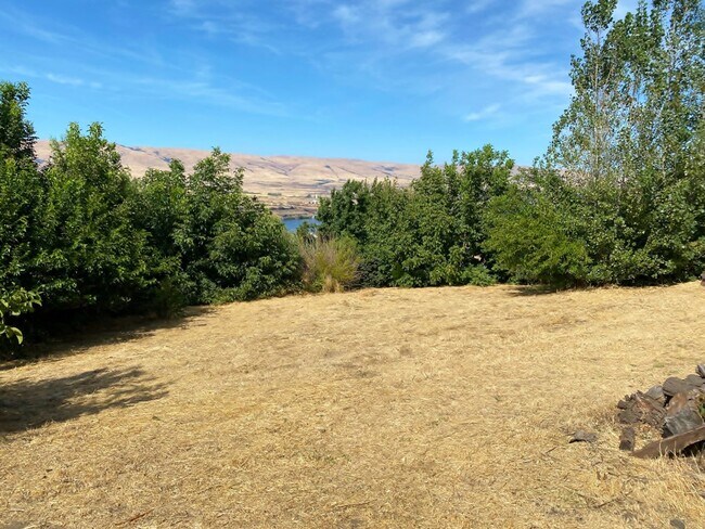 Building Photo - Home With Amazing River Views!