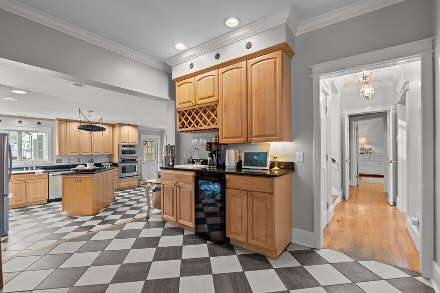 Building Photo - 2050 Midland Rd