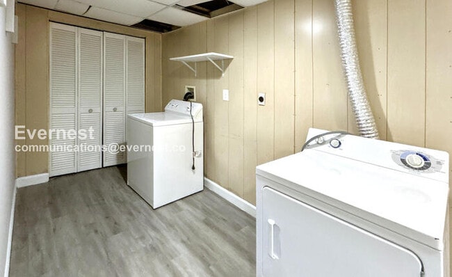 Building Photo - 2058 Mayflower Dr