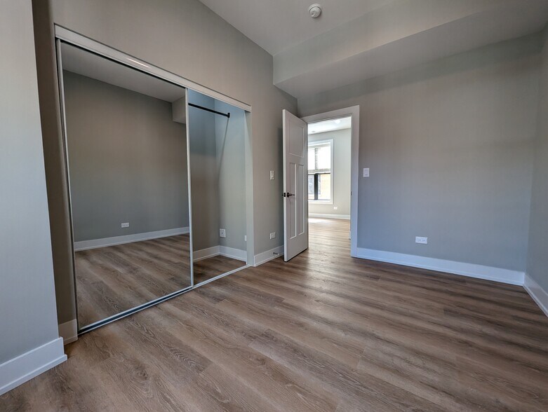 Building Photo - 440 W Belden Ave