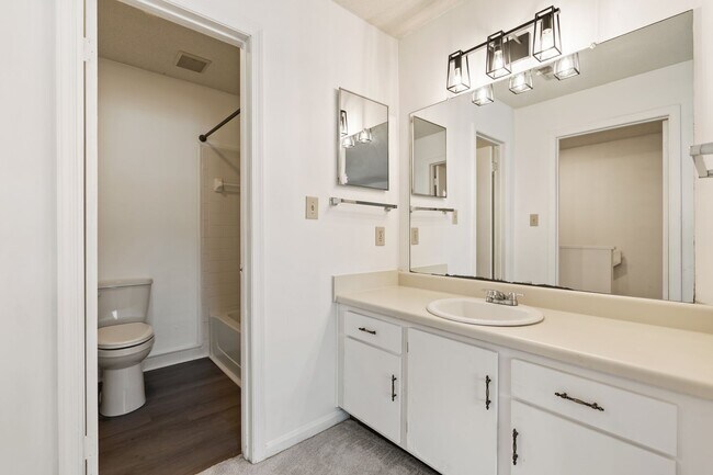 Building Photo - Updated 2BR/2.5BA in Fantastic Chapel Hill Location! Convenient to I-40!