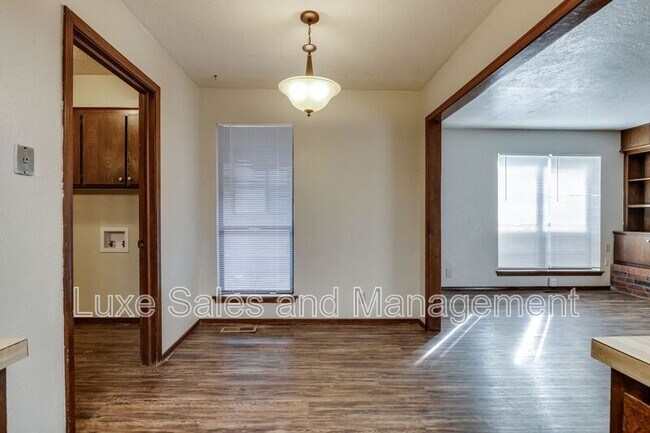 Building Photo - 6004 Paramount Dr