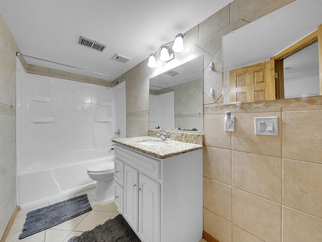 Building Photo - $1,440.95 with $300.00 OFF the FIRST MONTH'S RENT - 2 Bedrooms, 1 Bathroom, Condo in Lakewood wit...