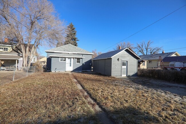 Building Photo - 458 Park St