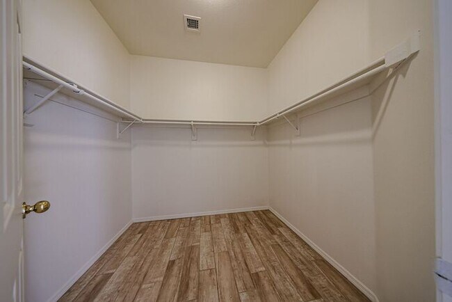 Building Photo - Stylish 4BD , 2 BA Home with Remodeled Bac...
