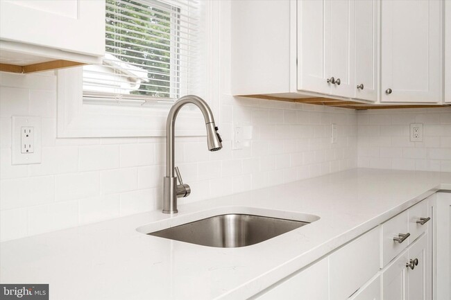 Building Photo - 656 Schiller Ave