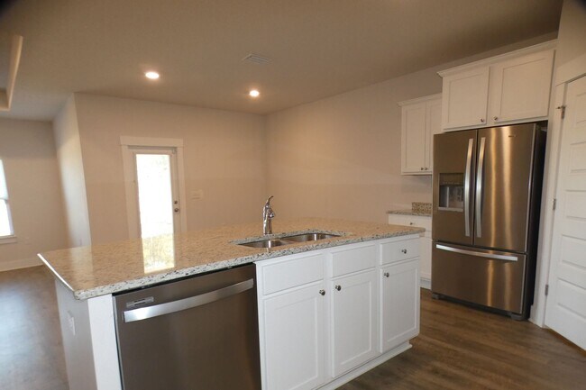 Building Photo - 4-Bedroom Home - Community Pool