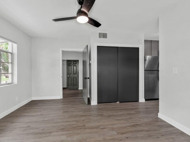 Building Photo - 4916 N Flagler Dr