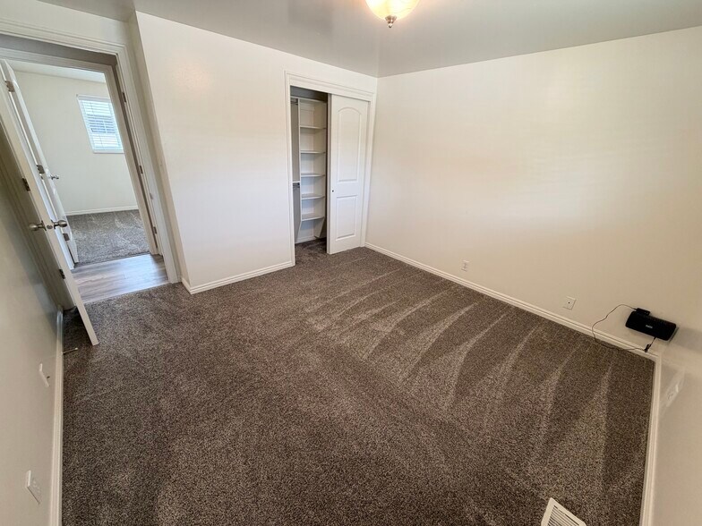 Building Photo - 1627 S 740 E