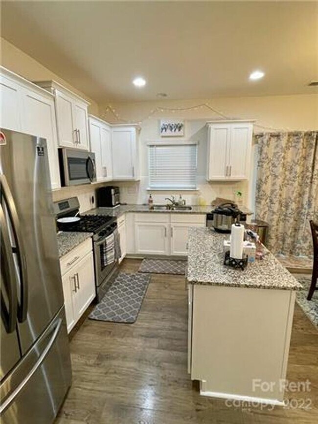 Building Photo - Captivating Single Family Home | 3 BR/2.5BA | 1-Car Covered Parking |In Highland Park