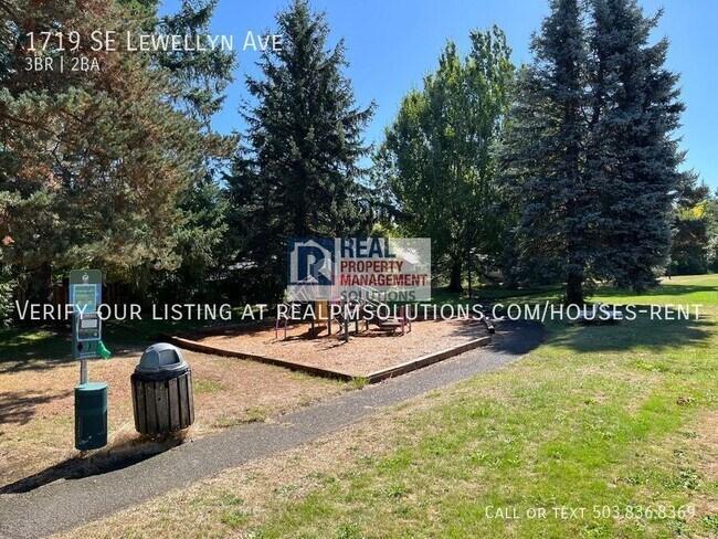 Building Photo - 1719 SE Lewellyn Ave