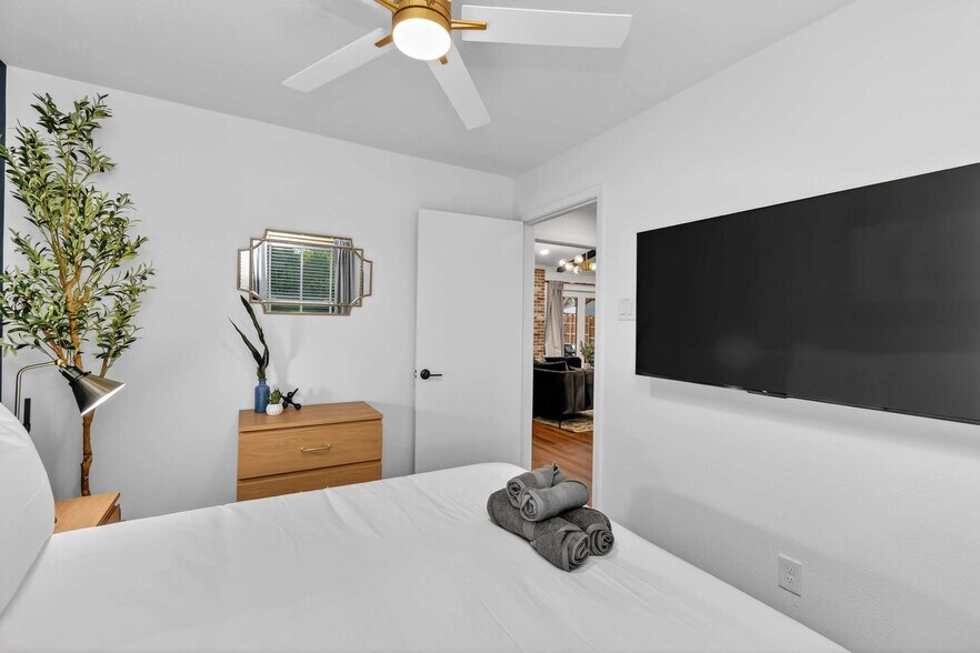 Building Photo - 7651 La Bolsa Dr