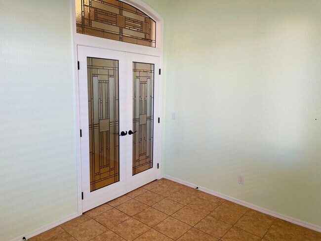 Building Photo - 5015 E Somerset Dr