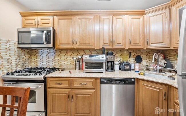 Building Photo - 390 College Dr E