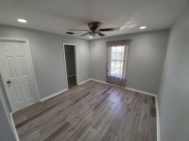 Building Photo - 197 NW Eller St