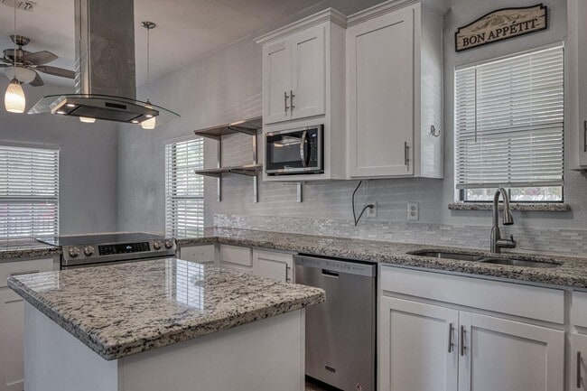 Building Photo - 905 E 3rd St