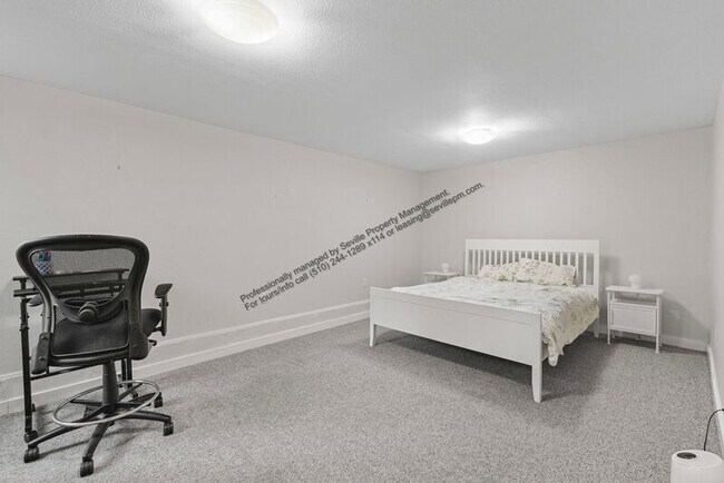 Building Photo - 1119 Center St