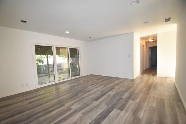 Building Photo - 488 S Sunset Ave