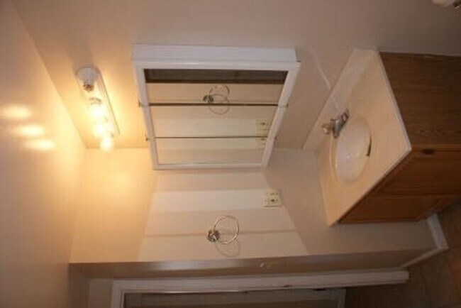 Building Photo - 4 family 1 bedroom units