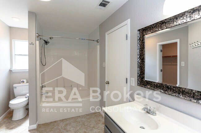 Building Photo - 1614 Twisted Oak Dr