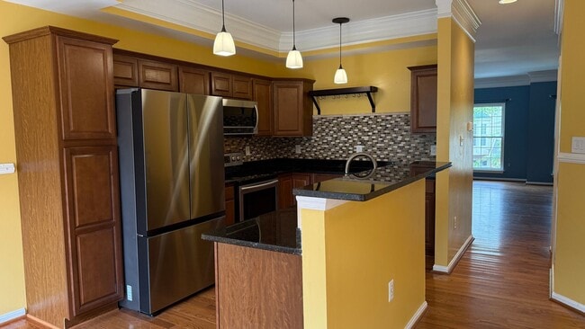 Building Photo - Glen Oaks Townhouse
