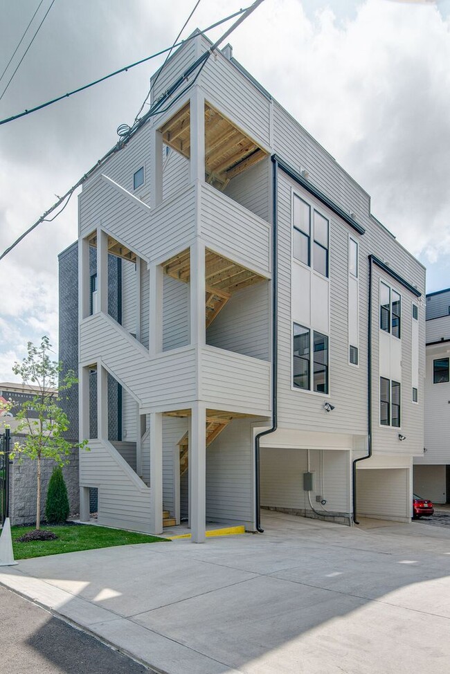 Building Photo - 1654 19th Ave S
