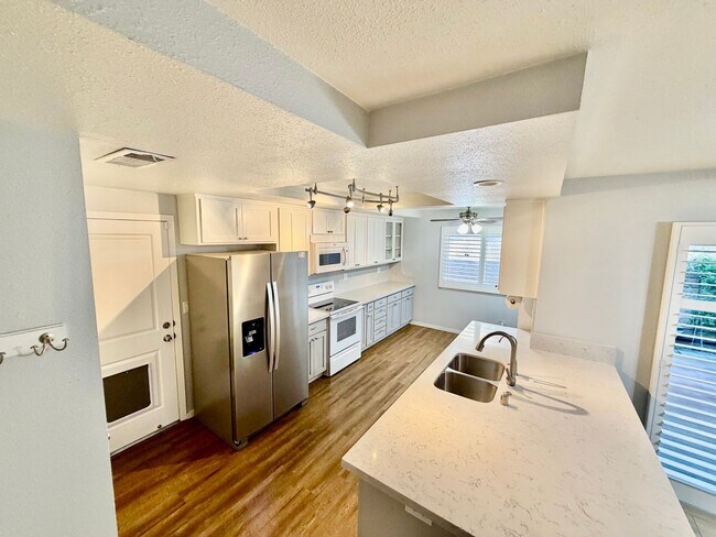Building Photo - Beautiful Townhome with Great Schools, Great Location! Pet Friendly!