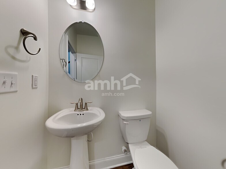 Building Photo - 7045 Creeksong Dr