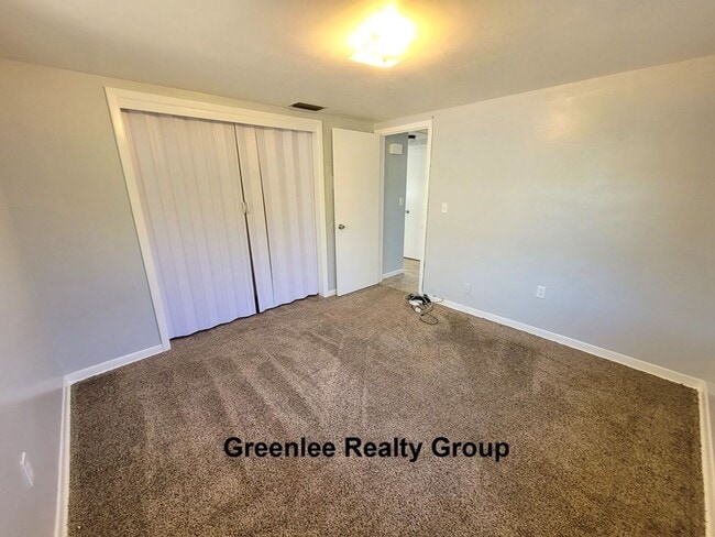 Building Photo - Spacious 2 Bed/ 1 Bath Triplex Apt. Trash and Lawn Included!