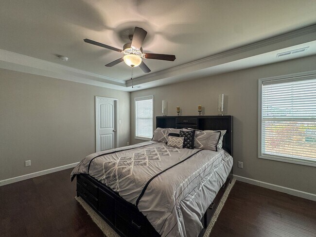 Building Photo - Gorgeous 4 Bed 2.5 Bath Home with Fenced Backyard